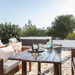 Parisi Naxos Deluxe Nyaraló