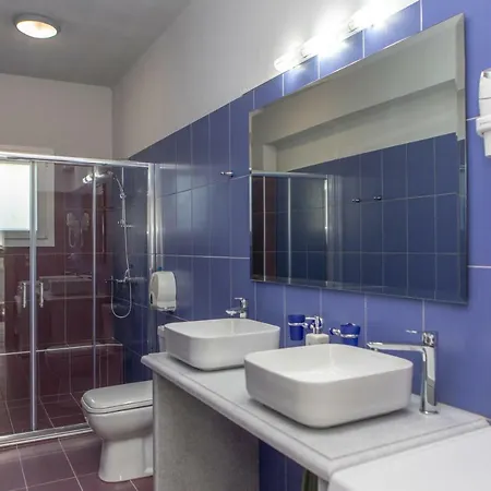 Parisi Naxos Deluxe Free Car Agkidia